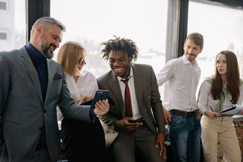 Do Diploma ao Emprego dos Sonhos: Como Brasileiros, Portugueses e Angolanos Estão Conquistando as Carreiras Mais Cobiçadas dos EUA