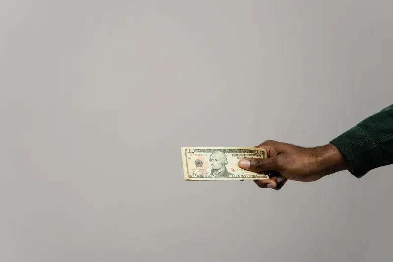 Dois Países, Um Bolso: Como Fazer o Dólar Trabalhar Para Você no Brasil, Portugal e Angola