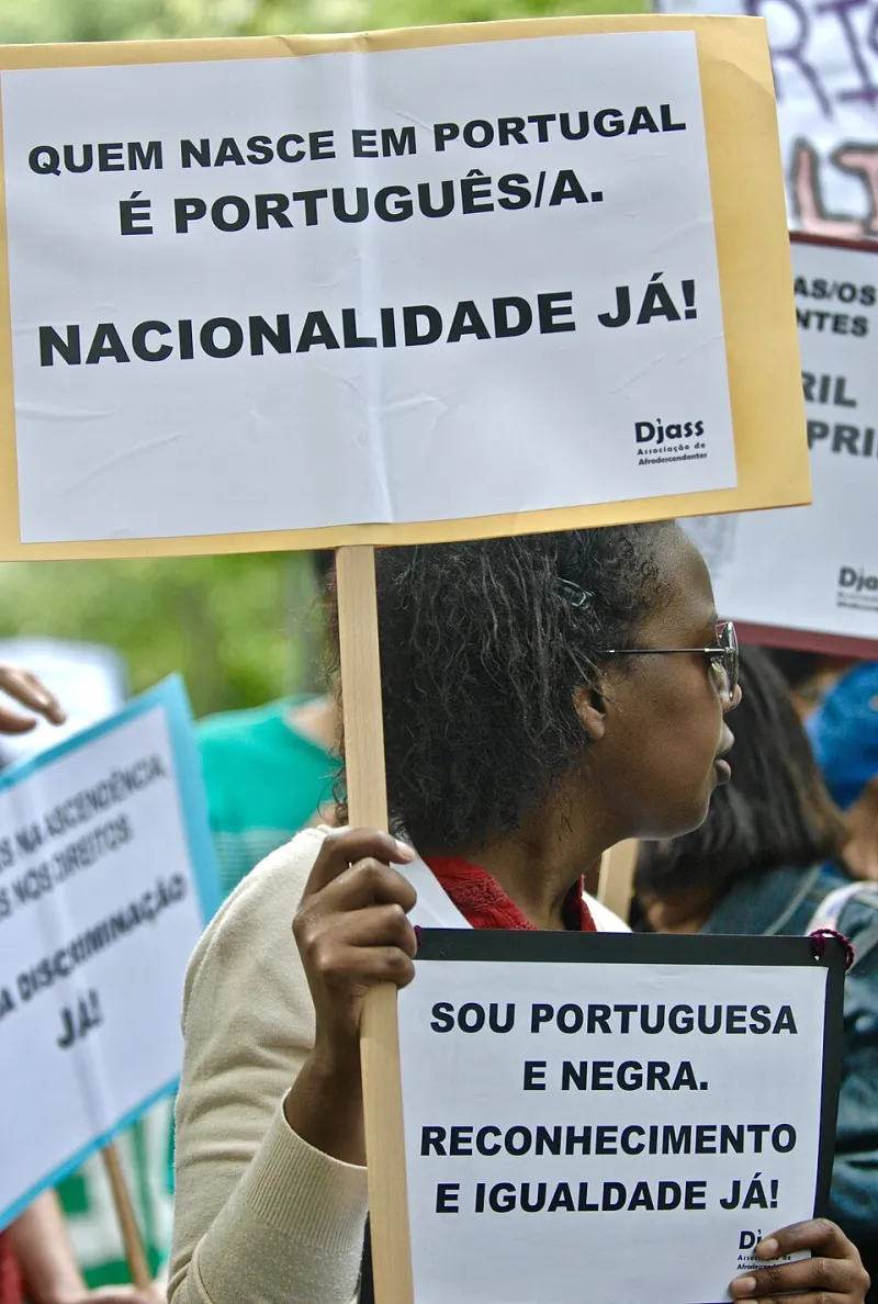 Tela, Wi-Fi e Saudade: Como a Tecnologia Virou a Nova Cola da Diáspora Lusófona